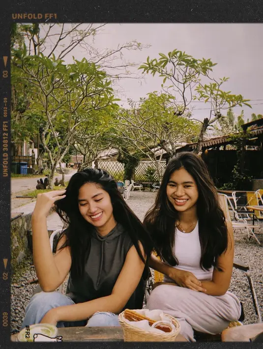 Melepas penat dengan canda tawa, beragam foto candid dua bintang sinetron yang terpaut usia 1 tahun ini diunggah di media sosialnya. Pernah terlibat dalam satu judul sinetron bareng pada tahun 2020, tak heran jika keduanya sengat dekat dan akrab. Bahkan sekilas terlihat, senyum Ochi dan Amara mirip bak kembar. (Liputan6.com/IG/@ochi24)