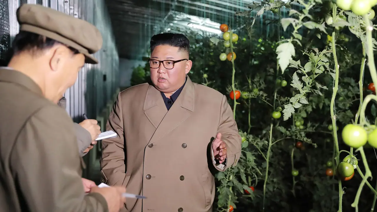 Gaya Kim Jong-un saat Tinjau Lahan Pertanian