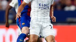 Penyerang Leicester City, Shinji Okazaki mengontrol bola dari hadangan bek Barcelona, Jeremy Mathieu di International Champions Cup di Friends Arena, Stockholm, Swedia, (4/8). Barcelona menang atas Leicester dengan skor 4-2. (Reuters/Adam Holt)