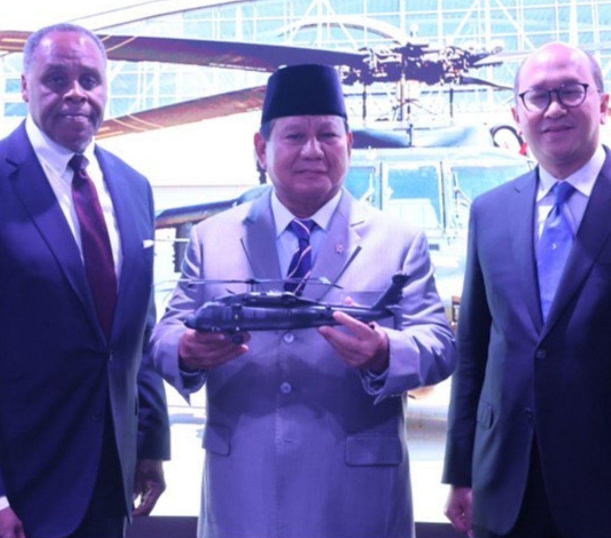 Setelah menandatangani pembelian pesawat tempur F 15EX, Menhan Prabowo Subianto kembali memboyong alutsista anyar dari Amerika Serikat untuk memperkuat TNI.<br><br>Prabowo kali ini memborong 24 unit Helikopter Sikorsky S-70M Black Hawk tipe GFA yang diban