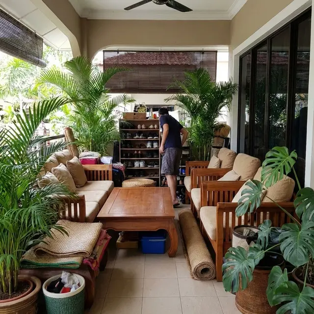 Teras dengan Terlalu Banyak Furnitur