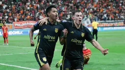 Pemain Borneo FC, Ikhsan Zikrak berhasil mencetak gol setelah memanfaatkan bola rebound tembakan dari Caxambu yang gagal diantisipasi kiper Andritany Ardhiyasa. (Bola.com/M Iqbal Ichsan)