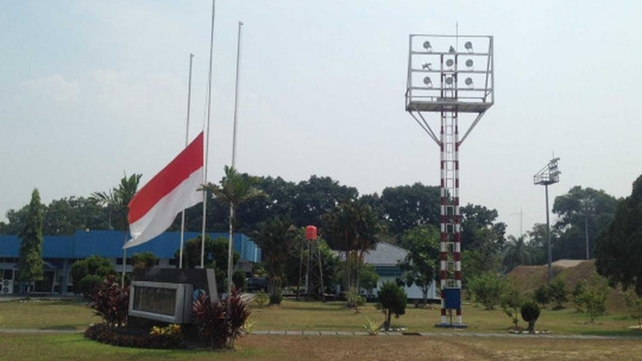 Bendera setengah tiang berkibar di Markas TNI AU Pekanbaru