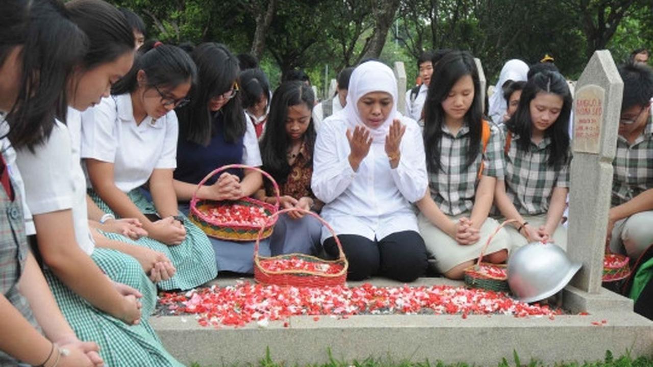 Menteri Khofifah ajak pelajar SMA tabur bunga di TMP Kalibata