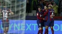 Robert Lewandowski dari Barcelona merayakan gol ketiga timnya dalam pertandingan sepak bola La Liga Spanyol antara Barcelona dan Valencia di stadion Olimpic Lluis Companys di Barcelona, Spanyol, Senin, 29 April 2024. (AP Photo/Joan Monfort)