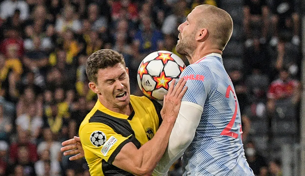 Hingga babak kedua berjalan 15 menit, Luke Shaw dan kawang-kawan terus digempur oleh lini depan Young Boys yang menyadari keunggulan jumlah pemain. (Foto: AFP/Sebastien Bozon)