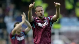 Selebrasi kapten West Ham United, Matthew Upson setelah berakhirnya laga menghadapi Wigan Athletics pada laga Liga Inggris 2009/2010 di Boleyn Ground, Upton Park, London (24/4/2010). Matthew Upson yang telah pensiun sebagai pemain pada Juli 2016 bersama MK Dons tercatat pernah membela West Ham United selama 4,5 musim sejak paruh musim 2006/2007 hingga akhir musim 2010/2011. Ia diboyong The Hammers dari Birmingham City dengan nilai transfer 12,6 juta euro atau kini setara Rp211 miliar. (AFP/Olly Greenwood)