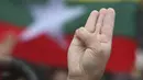 Warga Myanmar yang tinggal di Taiwan membuat salam tiga jari untuk memprotes kudeta militer di negara asalnya di Liberty Square, Taipei pada Minggu (21/3/2021). Taiwan adalah rumah bagi sekitar 40.000 orang yang berasal dari Myanmar, yang sebagian besar adalah etnis Tionghoa. (AP/Chiang Ying-ying)