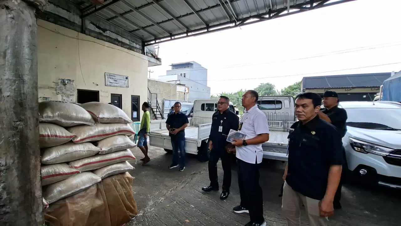 Satgas Pangan Polres Metro Depok saat sidak ke gudang distributor beras di wilayah Depok (Liputan6.com/Dicky Agung Prihanto)