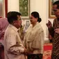 Presiden Joko Widodo berbincang dengan Wakil Presiden Jusuf Kalla usai Silaturahmi Idul Fitri 1437 H/2016 M di Istana Negara, Jakarta, Senin (11/7). (Liputan6.com/Faizal Fanani)