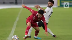 Pemain tengah timnas Indonesia U-20, M Dzaki Asraf Huwaidi (kiri) berebut bola dengan Abudullah bin Aiyas (Fiji) pada laga International Friendly Match di Stadion Utama Gelora Bung Karno, Jumat (17/2/2023). Laga kedua tim berlangsung keras, wasit Thoriq M Alkatiri sampai mengeluarkan empat kartu merah dari sakunya, tiga diantaranya untuk pesepakbola Fiji. (Liputan6.com/Faizal Fanani)