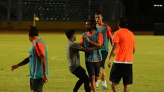 Salah satu suporter Juventus, nekat memasuki lapangan untuk memeluk Andrea Pirlo saat melakukan latihan di Stadion GBK, Jakarta, (5/8/2014). (Liputan6.com/Helmi Fithriansyah) 