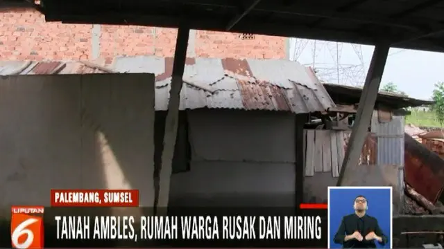 Tidak hanya tanah ambles, banjir akibat Sungai Musi meluap juga merendam rumah warga.