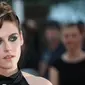 Aktris dan juri Kristen Stewart berpose untuk fotografer setibanya upacara pembukaan festival film internasional ke-71, Cannes, Prancis Selatan, (8/5). Kristen Stewart tampil dengan tatanan rambut baru yang unik di acara tersebut. (AP Photo/Joel C Ryan)