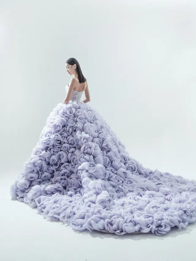 Bak Ratu di Singgasana, Jennifer Lopez Tampil Memukau dalam Balutan Gaun Desainer Lokal