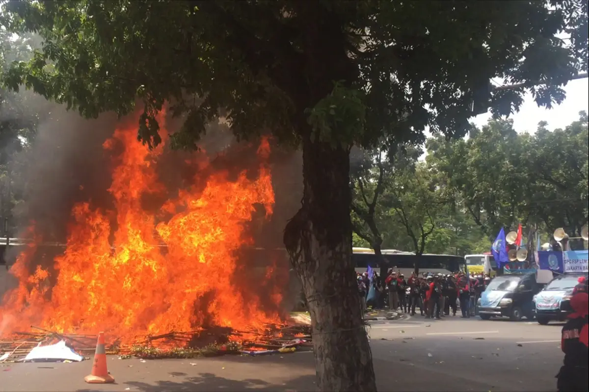 Pengunjuk rasa bakar karangan bunga untuk Ahok