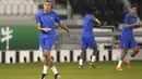 Penyerang Prancis Kylian Mbappe berlatih selama sesi latihan di Doha, Qatar, Selasa (13/12/2022). Partai hidup mati akan tersaji antara timnas Prancis melawan Maroko pada babak semifinal Piala Dunia 2022 di Stadion Al Bayt, Kamis (15/12) dini hari WIB. (AP Photo/Christophe Ena)