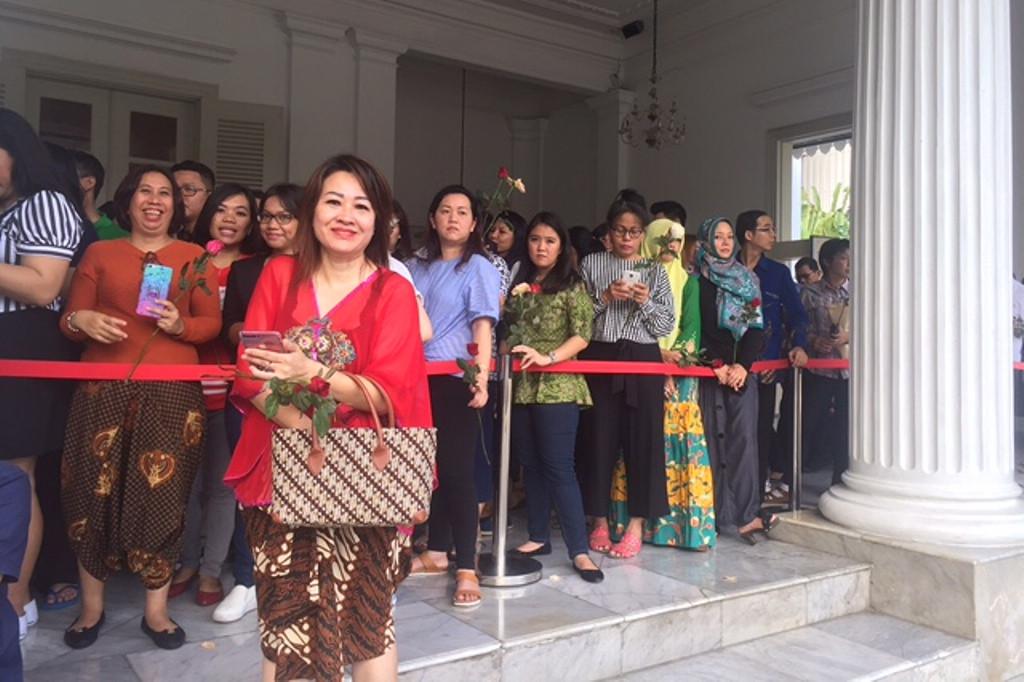 Gubernur DKI Jakarta Basuki Tjahaja Purnama atau Ahok menerima bunga mawar sebagai bentuk dukungan dari masyarakat. (Liputan6.com/Delvira Chaerani Hutabarat)