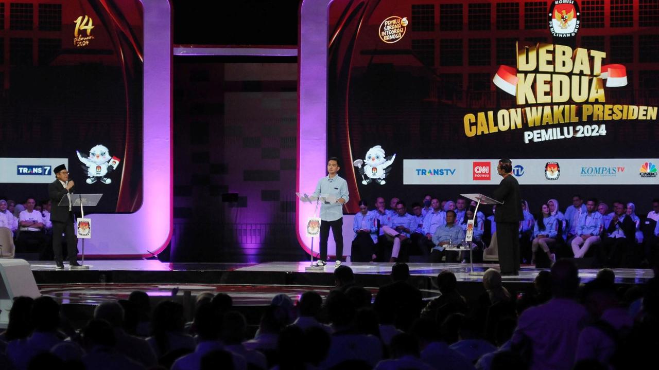 Gibran juga sempat bilang bangga bisa satu panggung dengan ketua umum partai dan profesor.