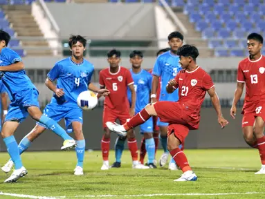 Pemain Timnas Indonesia U-17, Fandi Ahmad Muzaki berusaha mencetak gol ke gawang Kepulauan Mariana Utara pada laga Grup G Kualifikasi Piala Asia U-17 yang berlangsung di Abdullah Alkhalifa Alsabah Stadium, Mishref, Kuwait, Jumat (25/10/2024) WIB. (Dok. PSSI)