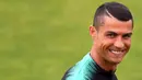 Bintang Portugal, Cristiano Ronaldo, melempar senyum saat latihan jelang Piala Dunia 2018 Rusia. (AFP/Francisco Leong)