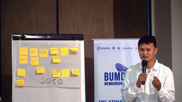 Peserta dari Desa Soco, Kecamatan Dawe, Kabupaten Kudus memaparkan hasil kerja kelompok mengenai analisis SWOT atas rencana bisnis BUMDes. (Dok Djarum)