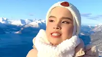 Putri Ariani mengaku nyaris tertiup angin saat membuat video klip di pegunungan Norwegia. (Dok: Instagram&nbsp;https://www.instagram.com/reel/C3S74Ssot5N/?igsh=MWljdjB6cWhwODVpZg%3D%3D)