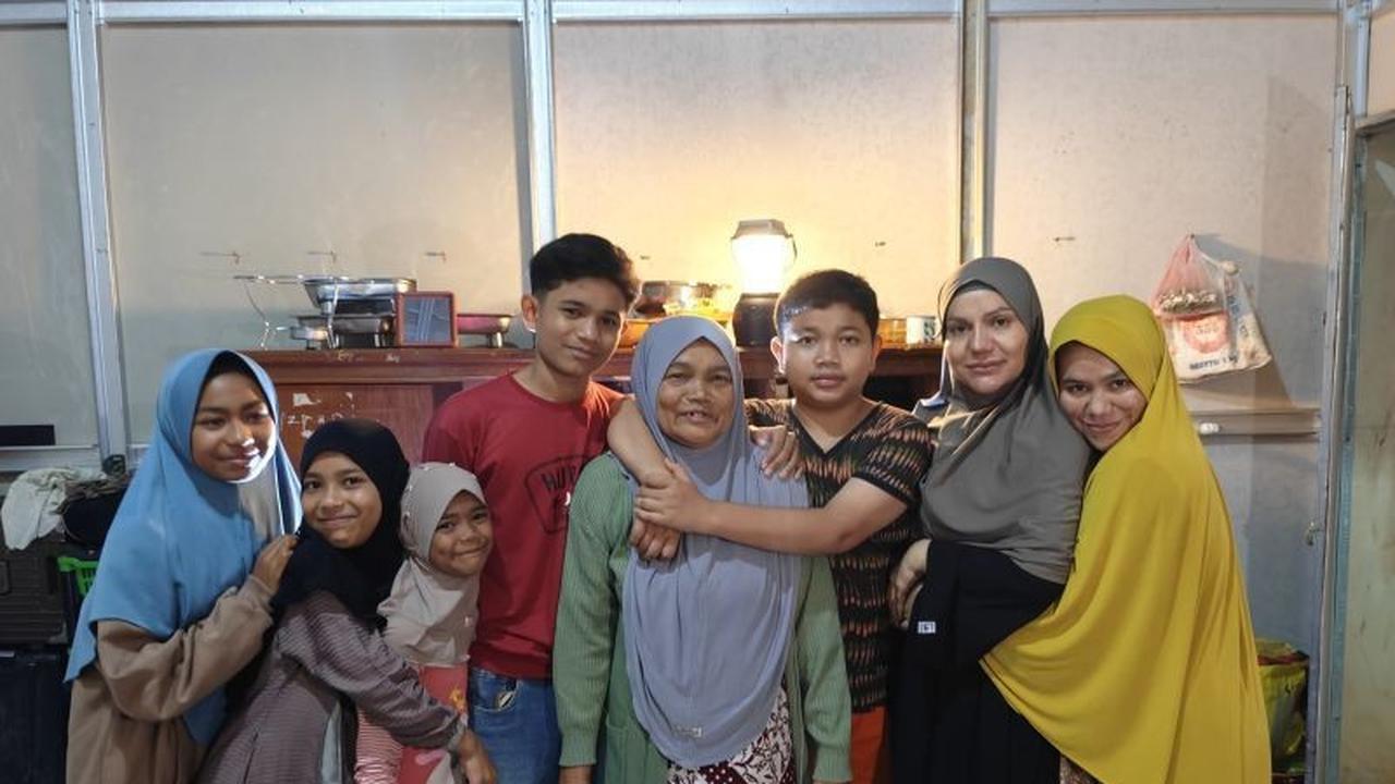 Keluarga Korban Banjir Gayo Lues Rayakan Lebaran Penuh Ketabahan di Huntara Sempit