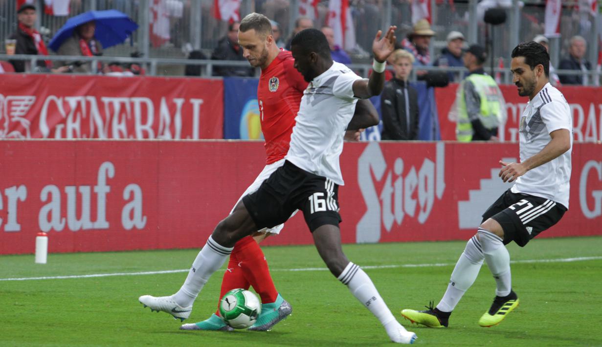 Striker Austria, Marko Arnautovic, berusaha melewati bek Jerman, Antonio Rudiger, pada laga persahabatan di Stadion Woerthersee, Klagenfurt, Sabtu (2/6/2018). Austria menang 2-1 atas Jerman. (Bola.com/Reza Khomaini)
