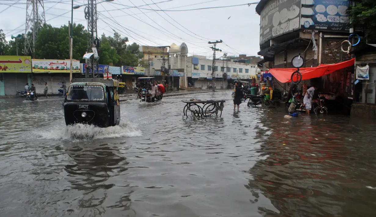 Becak mobil melewati jalan yang banjir setelah hujan monsun lebat, di Hyderabad, Pakistan, Rabu (24/8/2022). Hujan deras telah memicu banjir bandang dan mendatangkan malapetaka di sebagian besar Pakistan sejak pertengahan Juni, menyebabkan 903 orang tewas dan sekitar 50.000 orang kehilangan tempat tinggal, kata badan bencana negara itu. (AP Photo/Pervez Masih)