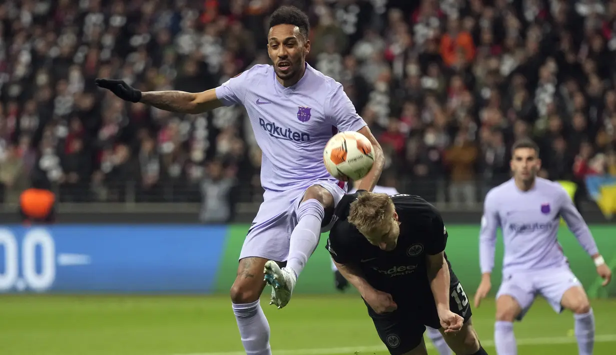 Penyerang Barcelona Pierre-Emerick Aubameyang berebut bola dengan bek Eintracht Frankfurt Martin Hinteregger pada laga leg pertama perempat final Liga Europa 2021/22 di Deutsche Bank Park, Jumat dini hari WIB (8/4/2022). (AP Photo/Michael Probst)