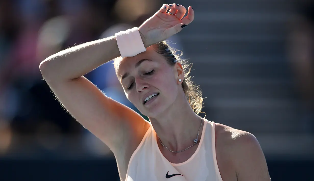 Eskpresi petenis cantik asal Republik Ceska, Petra Kvitova saat melawan petenis Jerman, Andrea Petkovic pada putaran pertama Australia Tebuka di Melbourne, (16/1/2018). (AFP/Saeed Khan)