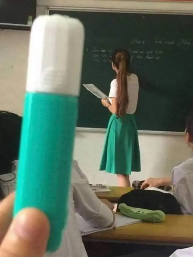 6 Potret Warna Baju Guru Ini Mirip dengan Benda yang Dibawa Murid, Kocak