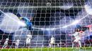Penjaga gawang Real Madrid, Thibaut Courtois beberapa kali harus pontang-panting menjaga gawangnya agar tidak kebobolan. (AP/Manu Fernandez)