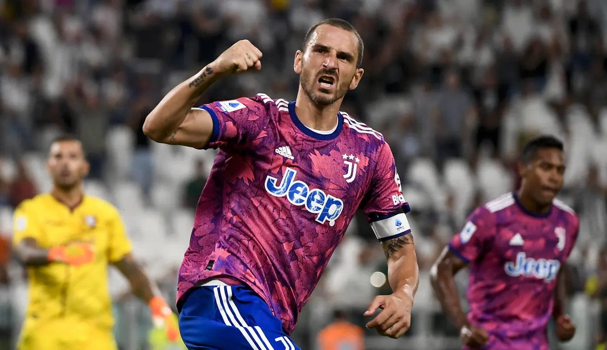 Bek Juventus Leonardo Bonucci merayakan gol yang dicetaknya ke gawang Salernitana pada pekan keenam Liga Italia Serie A musim 2022/2023 di Allianz Stadium, Senin (12/8/2022) dini hari WIB. Sempat tertinggal dua gol, Juventus mampu menyamakan menjadi 2-2. (Fabio Ferrari/LaPresse via AP)
