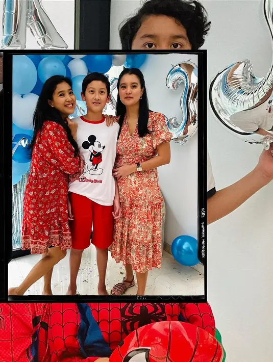 Bintang Film Habibie Ainun 3 itu terlihat fresh dan awet muda dengan summer dress yang membalut tubuhnya. [@marcella_zalianty].