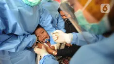 Siswa kelas 1 mendapatkan suntikan vaksin tetanus difteri (TD) di SDI Al Hidayah, Cinere, Depok, Jumat (20/11/2020). Program imunisasi kepada pelajar di Kota Depok terus berjalan guna menjaga kesehatan anak dan meningkatkan imunitas tubuh di masa pandemi COVID-19. (merdeka.com/Arie Basuki)
