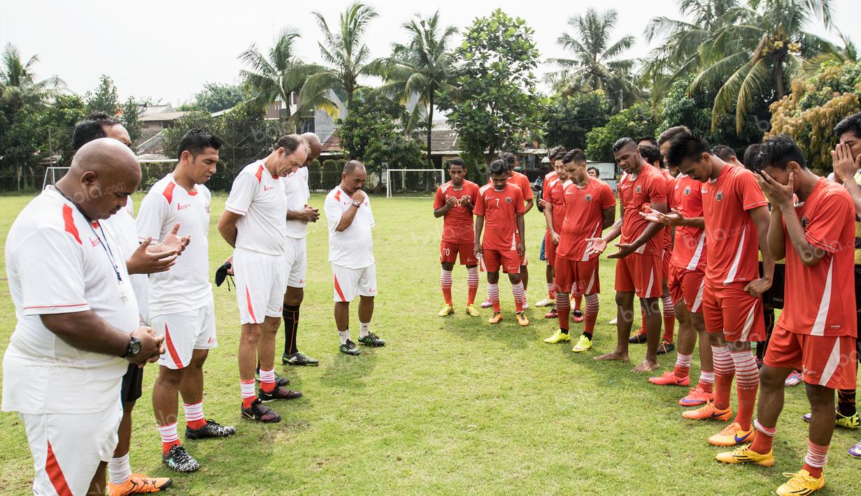 Para pelatih dan pemain Persija Jakarta doa bersama usai latihan di Lapangan Villa 2000, Tangerang Selatan, Rabu (30/3/2016). (Bola.com/Vitalis Yogi Trisna)