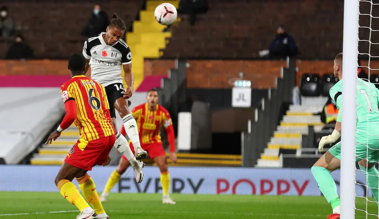 Striker Fulham, Bobby Decordova, saat mencetak gol ke gawang West Bromwich pada laga lanjutan Liga Inggris di Craven Cottage, Selasa (3/11/2020) dini hari WIB. Fulham menang 2-0 atas West Bromwich. (AFP/Clive Rose/pool)
