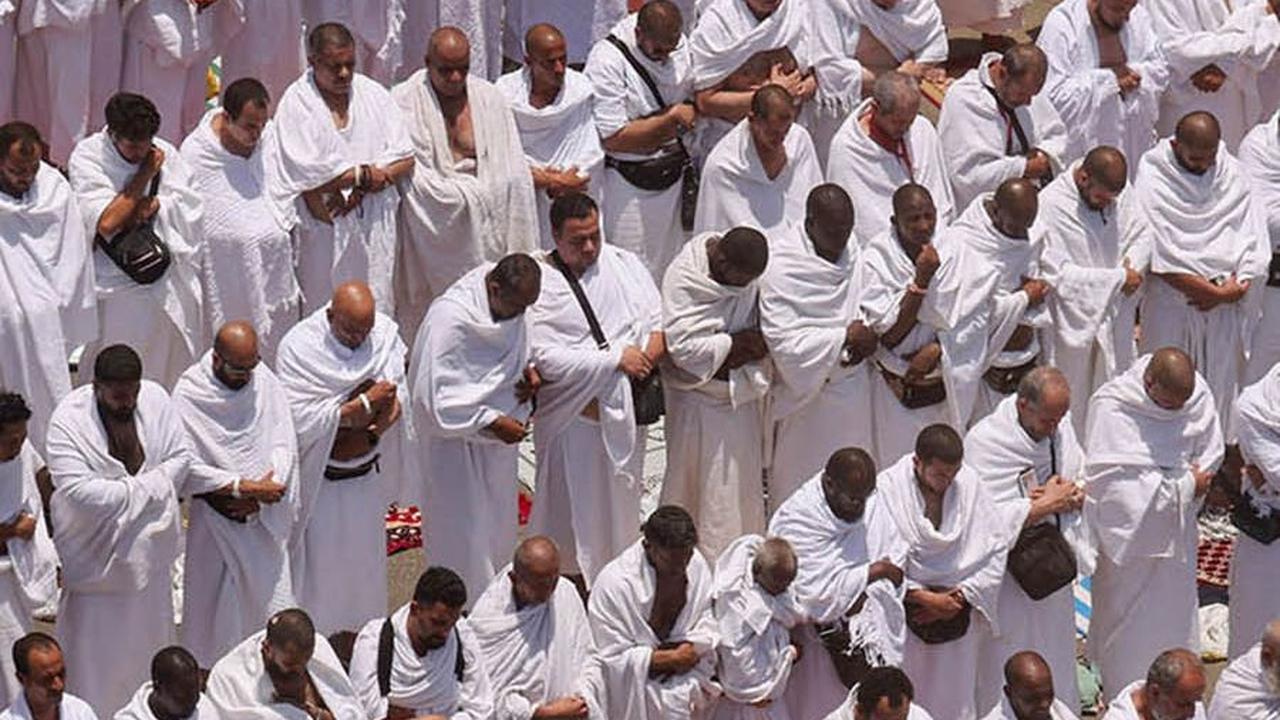 Pemandangan Menakjubkan Jutaan Jemaah Haji Wukuf di Padang Arafah, Larut dalam Zikir dan Doa