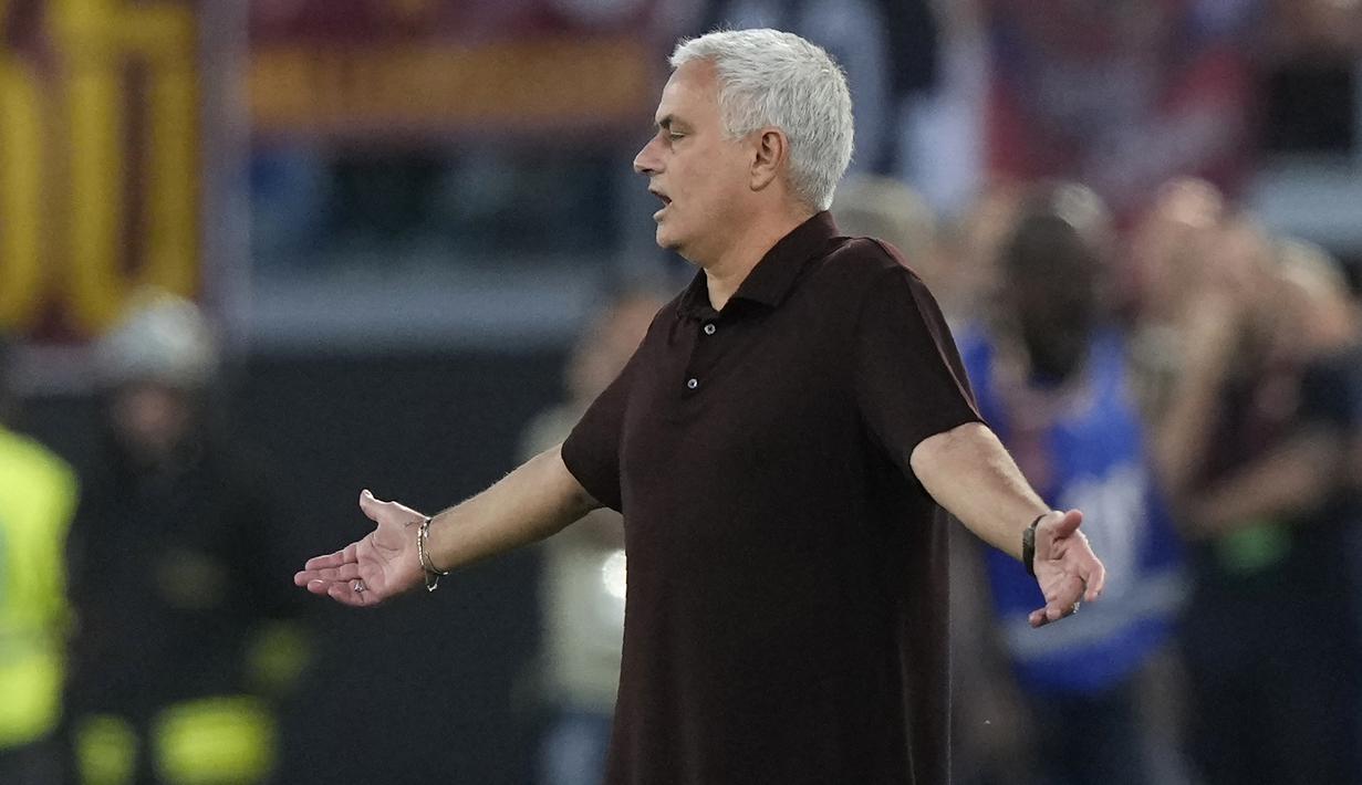 Jose Mourinho dianggap terlalu berlebihan saat memprotes keputusan wasit Daniele Chiffi. The Special One murka karena sang wasit tidak memberikan hadiah penalti atas pelanggaran pemaian Atalanta. (AP/Andrew Medichini)