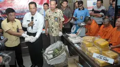 Kepala BNN Budi Waseso menunjukkan barang bukti sabu saat rilis kasus narkoba di Gedung BNN, Jakarta, Selasa (20/9). BNN berhasil menggagalkan penyelundupan narkoba jenis sabu dengan modus menyimpan di dalam buah pisang. (Liputan6.com/Yoppy Renato)