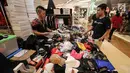 Pembeli bertransaksi dengan penjual sepatu sneaker pada bazar Sneakerpeak Kemang Quatro di Lippo Mall Kemang, Jakarta, Rabu (20/11). (Liputan6.com/Fery Pradolo)
