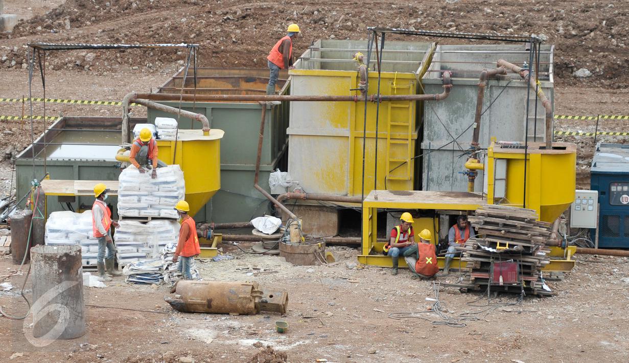 Pekerja menyelesaikan proyek revitalisasi Pasar Rumput, Manggarai, Jakarta (4/1). Rencananya, Pasar Rumput akan dibangun menjadi gedung rusunanwa dengan 24-26 lantai dan 3-4 lantai pertama akan tetap difungsikan sebagai pasar. (Liputan6.com/Yoppy Renato)
