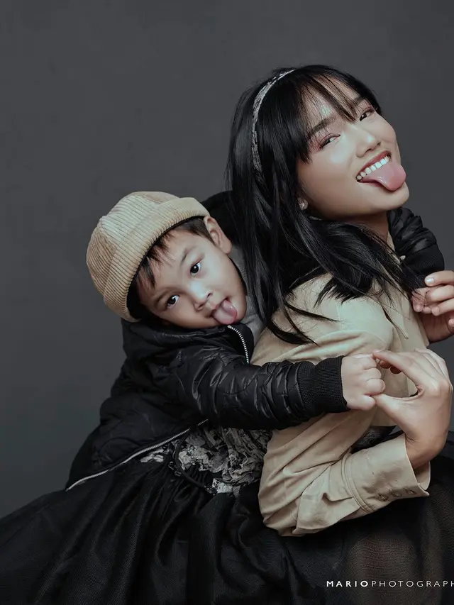 Pose elegan Fuji An dan Gala Sky di photoshoot terbaru (Foto: Instagram @fuji_an/@mariophotographie)