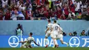 Masih di masa injury time babak pertama, Serbia berbalik unggul 2-1 melalui gol Sergej Milinkovic-Savic. Ia berhasil memanfaatkan umpan Andrija Zivkovic yang berhasil merebut bola dari penguasaan pemain Kamerun. Skor 2-1 untuk keunggulan Serbia bertahan hingga babak pertama usai. (AP/Manu Fernandez)