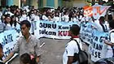 Ratusan pelajar SMA Kartini, Kemayoran, Jakarta Pusat, menggelar unjuk rasa di halaman sekolah mereka. Aksi ini dilakukan terkait pemecatan guru oleh pihak yayasan. 