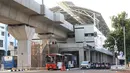 Kendaraan menunggu lampu merah di sekitar Stasiun MRT ASEAN di Jakarta, Kamis (4/4). Pemprov DKI Jakarta menargetkan pembangunan skybridge yang menghubungkan Stasiun MRT ASEAN dengan halte transjakarta CSW di koridor 13 rampung pada Oktober 2019. (Liputan6.com/Immanuel Antonius)