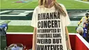 Cara Delevingne memberikan dukungannya untuk Rihanna melaluk t-shirt yang digunakannya. [Foto: Super bowl]