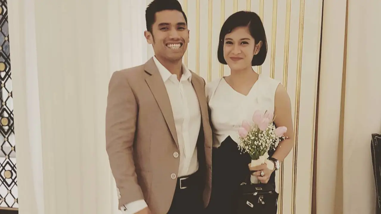 [Bintang] Dating Outfit Lebih Seru dengan Inspirasi Gaya Dian Sastrowardoyo dan Maulana Indraguna Sutowo
